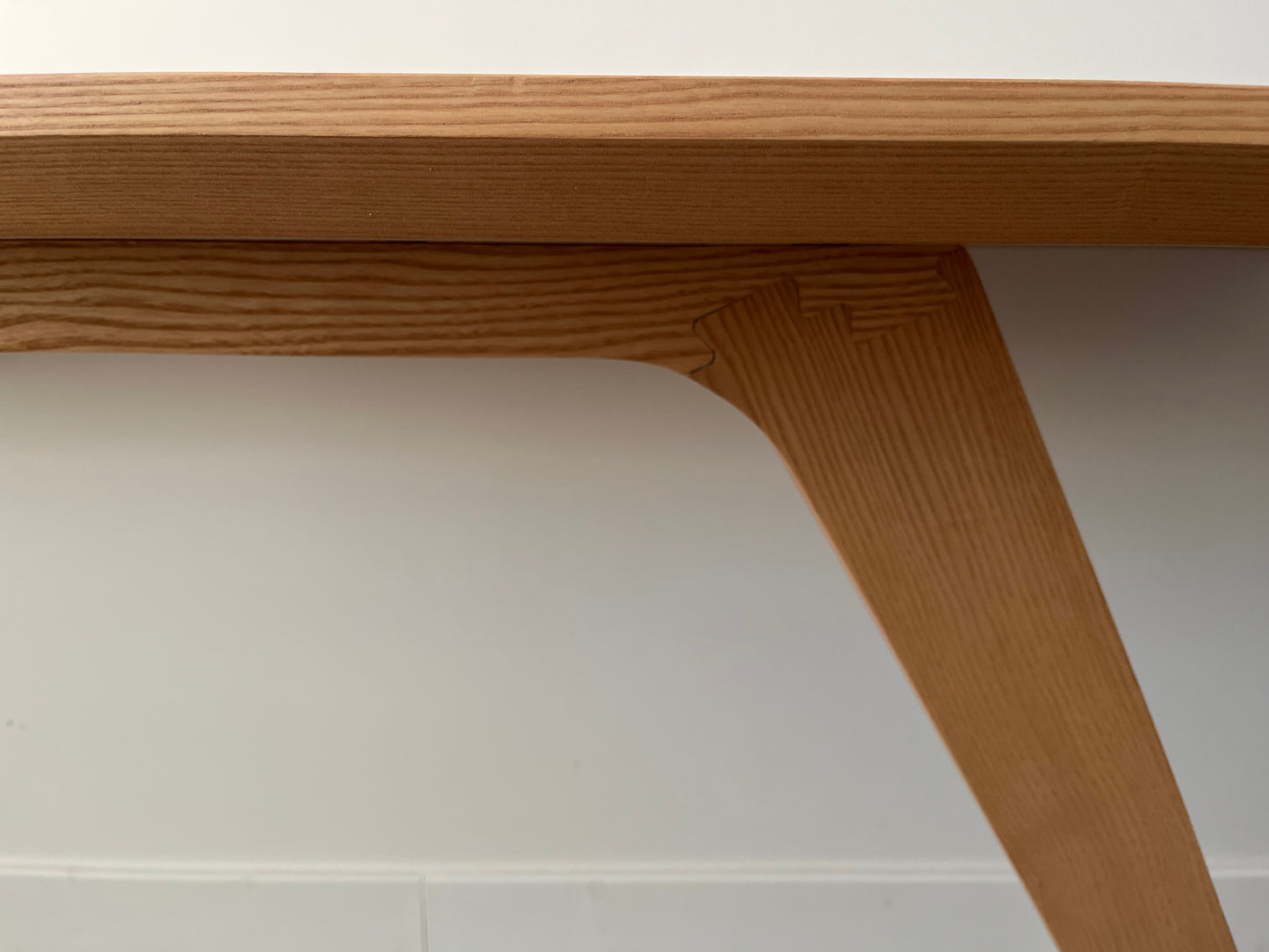 Bureau Suspendu en Frêne de Bourgogne - Élégance et Légereté