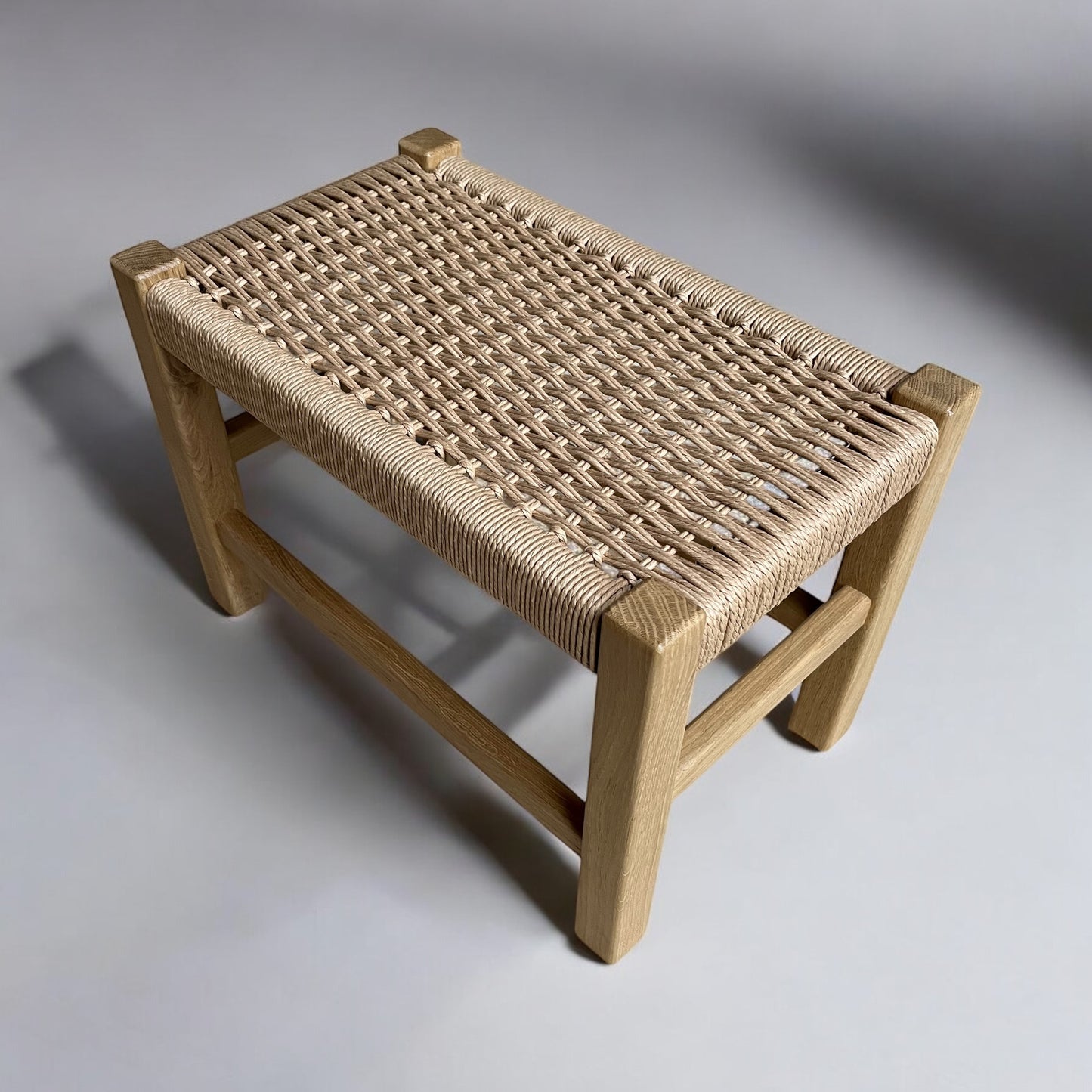 Tabouret Bas en Chêne avec Assise Tressée en Corde Danoise